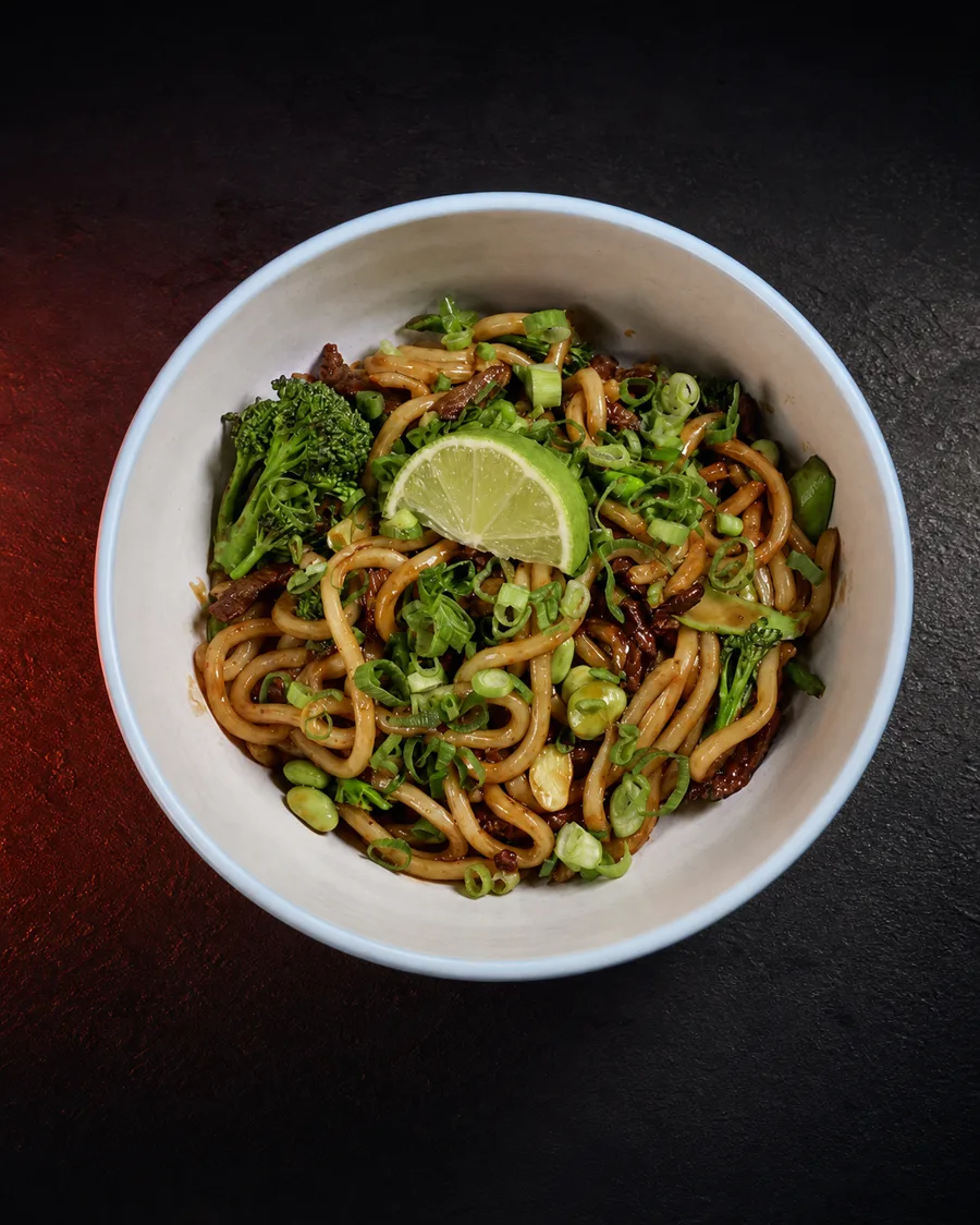 Udon rezance s hovädzím mäsom, edamame a brokolicou